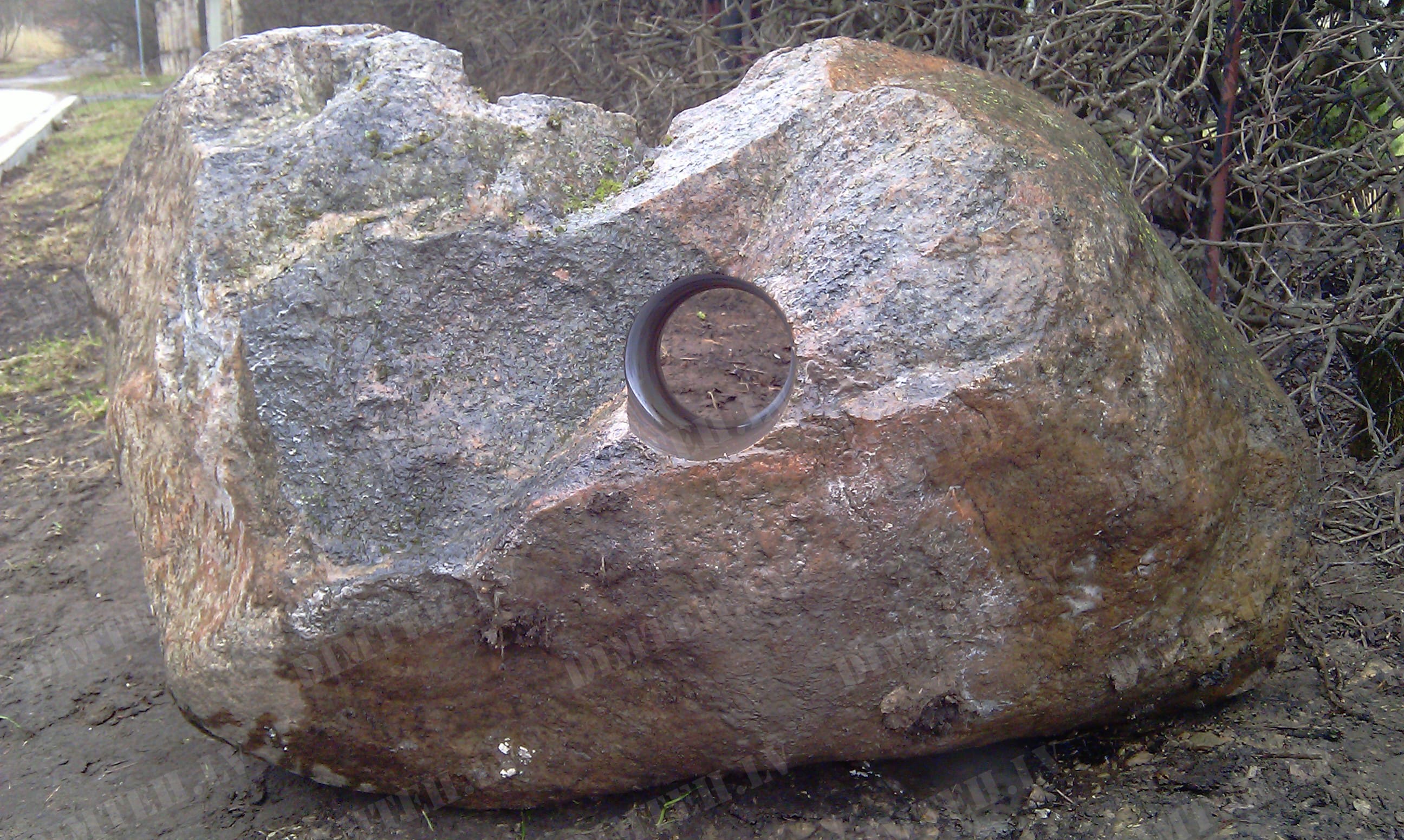 Пробуренное отверстие 130мм в гранитном камне